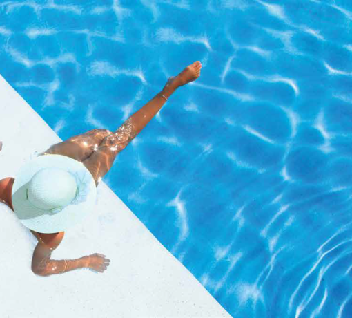 בחורה בבריכה